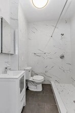 331 W 16th St in New York, NY - Foto de edificio - Building Photo