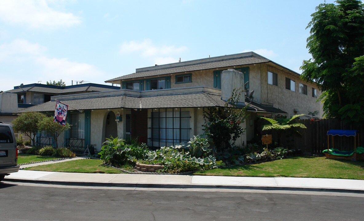 17071 Evergreen Cir in Huntington Beach, CA - Foto de edificio