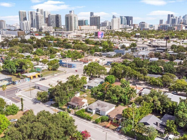 236 NW 42nd St in Miami, FL - Foto de edificio - Building Photo