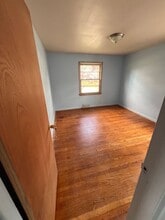 18400 Hazelwood Ave in Maple Heights, OH - Building Photo - Building Photo