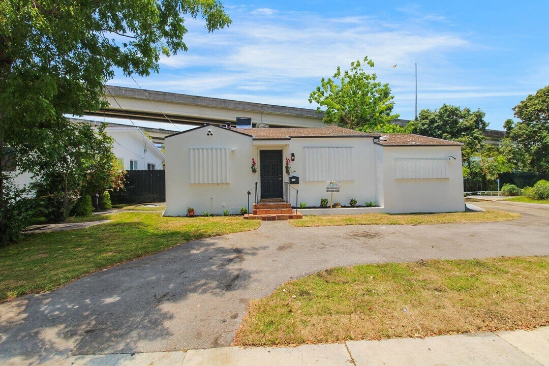 736 NW 41st St in Miami, FL - Building Photo