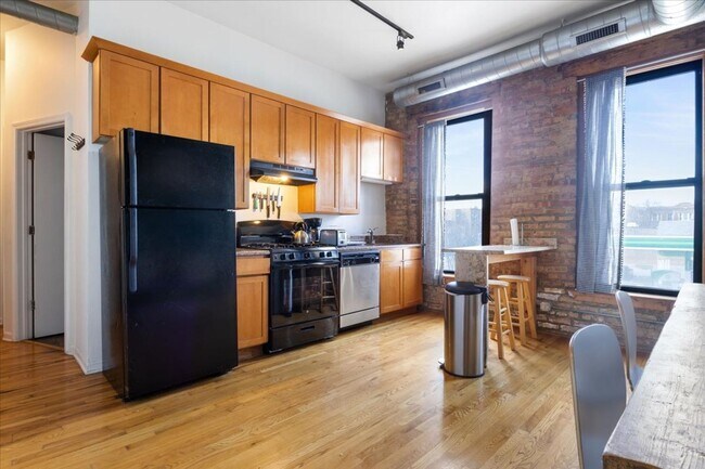 2758 W Fullerton Ave in Chicago, IL - Building Photo - Building Photo