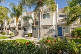 Fountain Circle Townhomes in Davis, CA - Foto de edificio - Building Photo