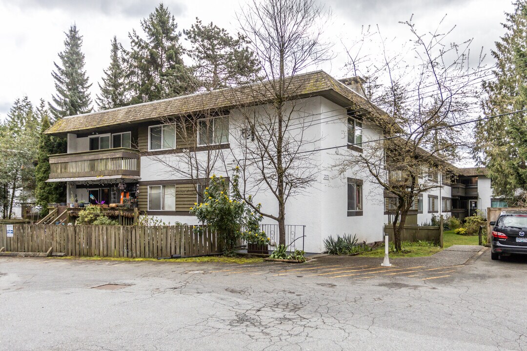 2171 Munster Av in North Vancouver, BC - Building Photo