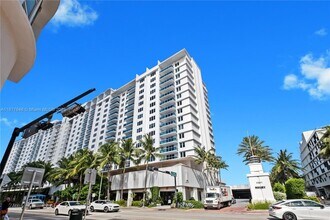 2301 Collins Ave, Unit 1229 in Miami Beach, FL - Foto de edificio - Building Photo