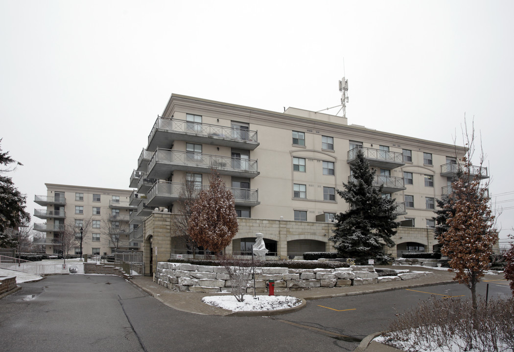 Villa Giardino in Vaughan, ON - Building Photo