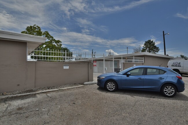 308 Charleston St NE in Albuquerque, NM - Building Photo - Building Photo