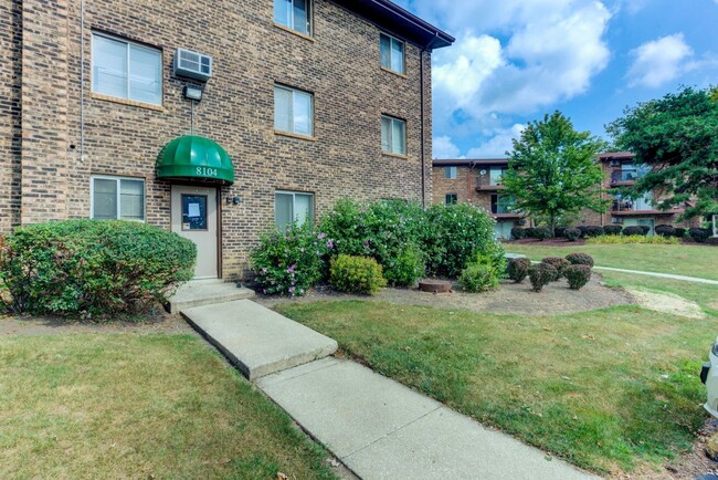 8108 Waterbury Ct in Woodridge, IL - Building Photo - Building Photo