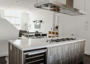 5866 E Post Oak Ln in Houston, TX - Building Photo - Building Photo