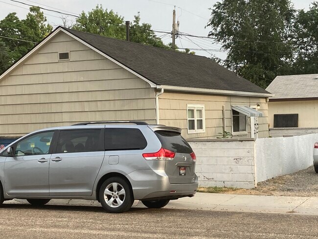 303 E Roosevelt Ave in Nampa, ID - Foto de edificio - Building Photo