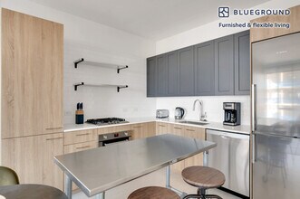 1035 W Van Buren St in Chicago, IL - Building Photo - Building Photo
