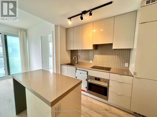 7-3507 Grenville St in Toronto, ON - Building Photo - Building Photo