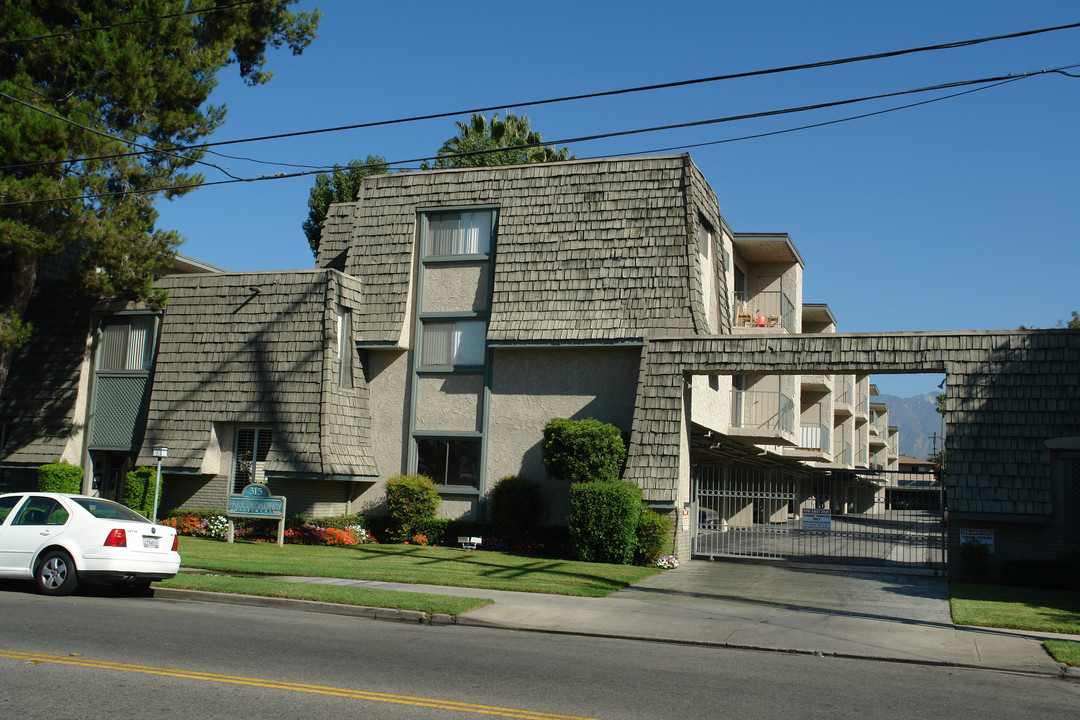 Park Broadway in San Gabriel, CA - Foto de edificio