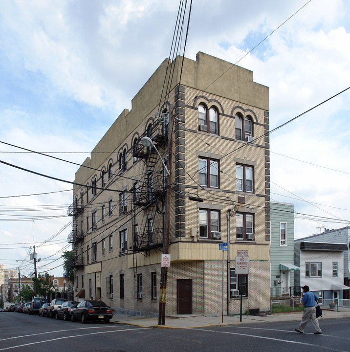 335 67th St in West New York, NJ - Building Photo