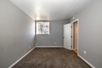 Cimarron Apartments in Wichita, KS - Building Photo - Building Photo