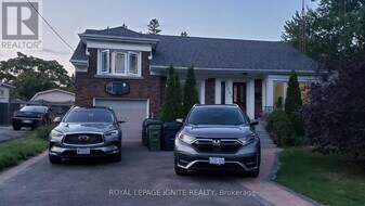 200 Phyllis Ave in Toronto, ON - Building Photo