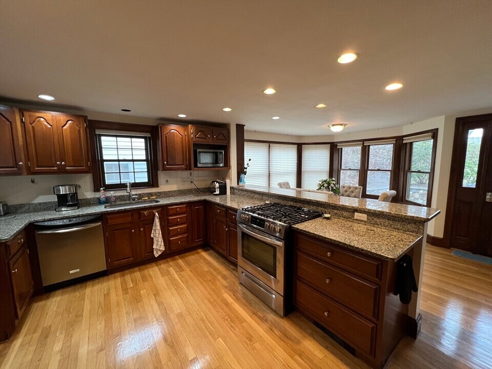 33 Clearwater Rd, Unit 1 in Chestnut Hill, MA - Building Photo