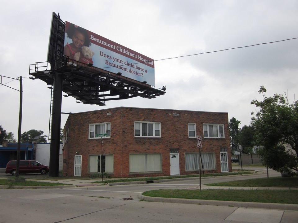 22006 N Chrysler Dr in Hazel Park, MI - Building Photo