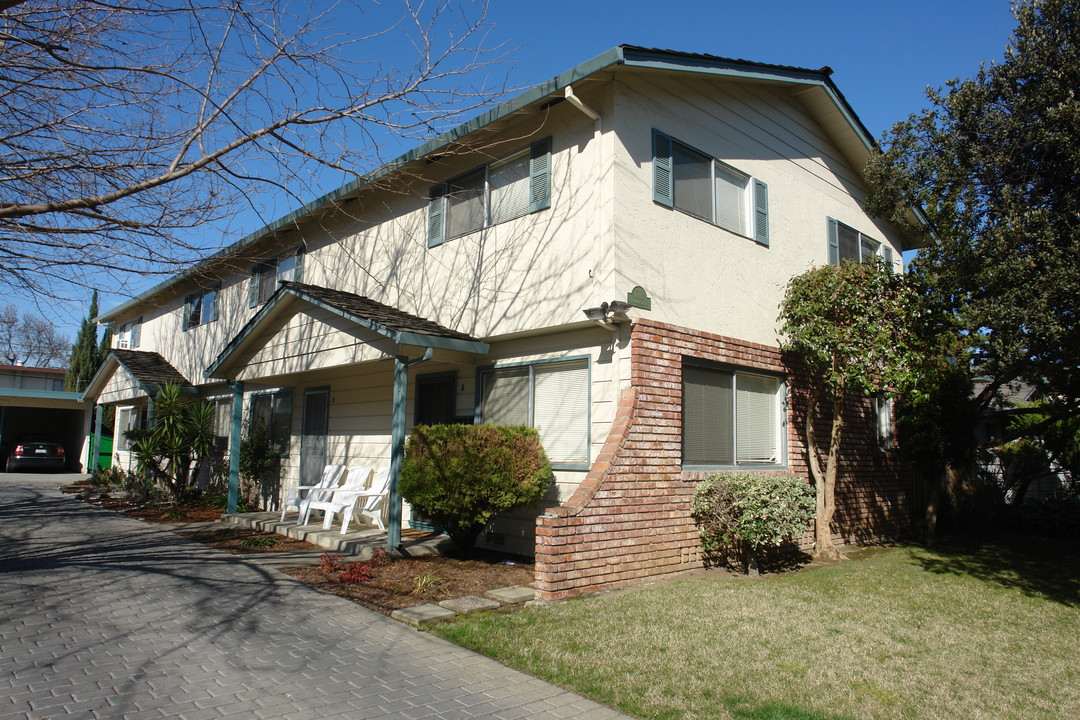 1095 Oakmont Dr in San Jose, CA - Foto de edificio