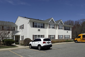 Oakwood Manor Senior Community in Bay Shore, NY - Building Photo - Building Photo