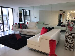 800 Parkview Dr in Hallandale Beach, FL - Building Photo - Building Photo