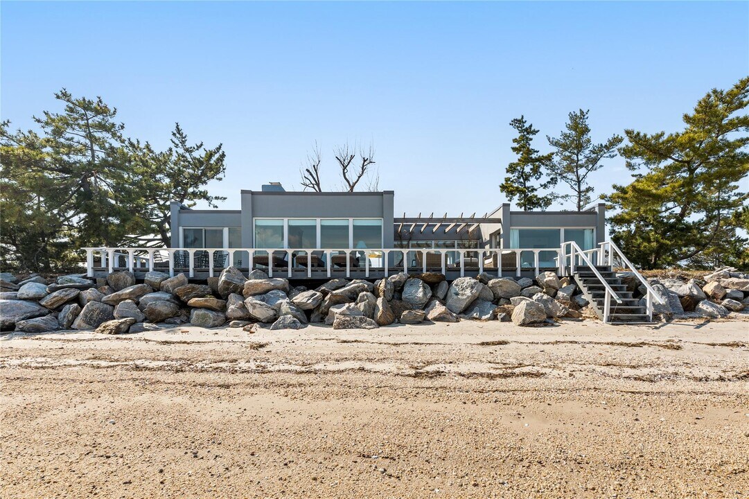 334 Centre Island Rd in Oyster Bay, NY - Building Photo