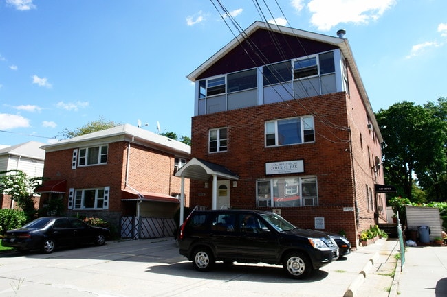 14714 Sanford Ave in Flushing, NY - Building Photo - Building Photo