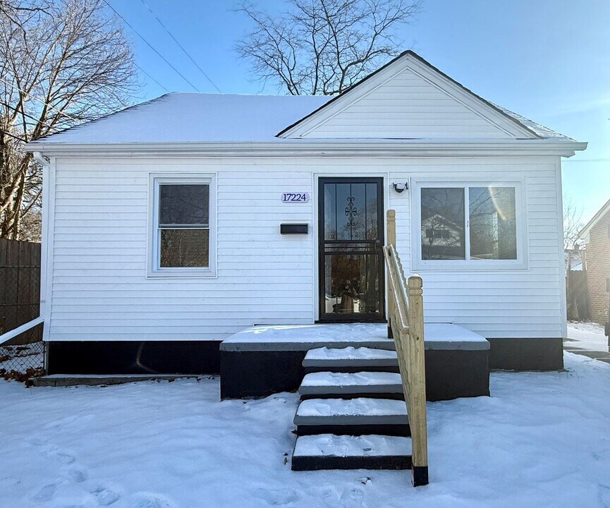 This beautifully updated 4-bedroom, 1-bath single-family home is ready for move-in! in Detroit, MI - Building Photo