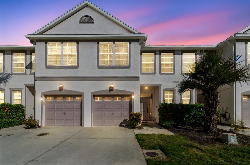 571 Shoreham Ct NE in St. Petersburg, FL - Building Photo