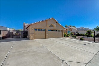 6317 W Canyon Ridge Dr in Las Vegas, NV - Building Photo - Building Photo