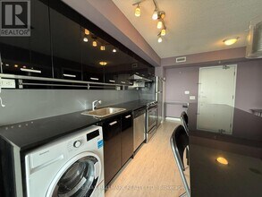 19 Singer Ct in Toronto, ON - Building Photo - Building Photo