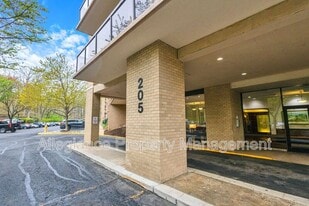 205 Yoakum Pkwy in Alexandria, VA - Building Photo