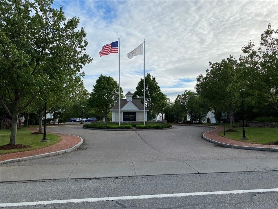 500 Mendon Rd in Cumberland, RI - Building Photo