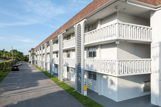 Deerfield Beach Garden Condos in Deerfield Beach, FL - Building Photo - Building Photo