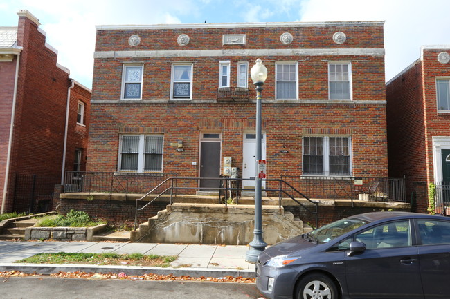 3322 Sherman Ave NW in Washington, DC - Foto de edificio - Building Photo