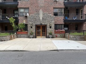 30 Clinton Pl in New Rochelle, NY - Building Photo