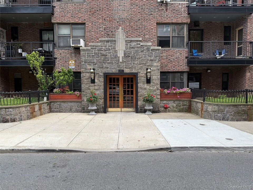 30 Clinton Pl in New Rochelle, NY - Building Photo