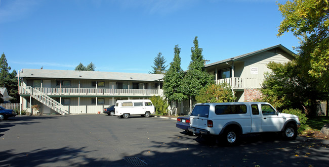 Sunset Apartments in Eugene, OR - Building Photo - Building Photo