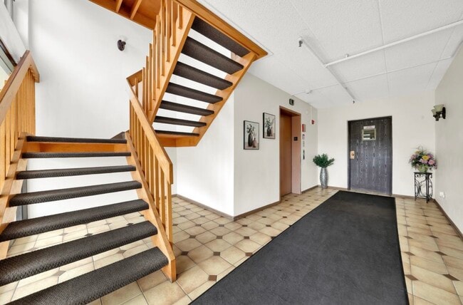 10351 Menard Ave, Unit 322 in Oak Lawn, IL - Foto de edificio - Building Photo