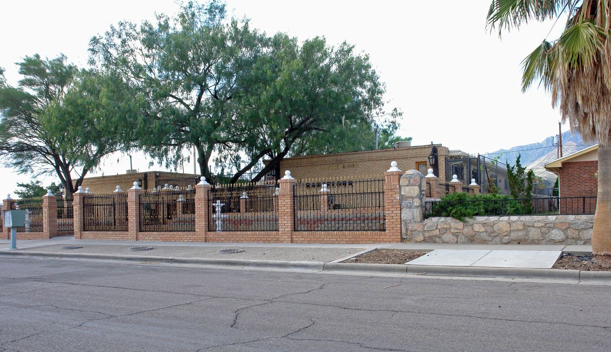 8949 Robert Dr in El Paso, TX - Building Photo