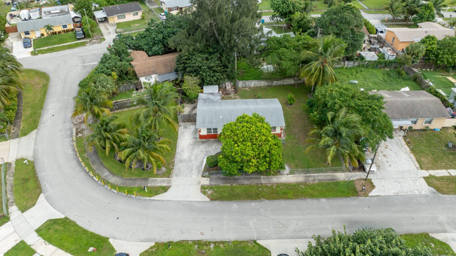 1498 NW 1st St in Boynton Beach, FL - Foto de edificio - Building Photo