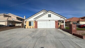 2121 Beechwood St in Lancaster, CA - Building Photo