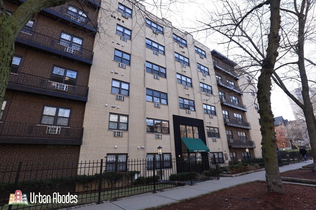503 W Barry Ave, Unit J00W in Chicago, IL - Foto de edificio