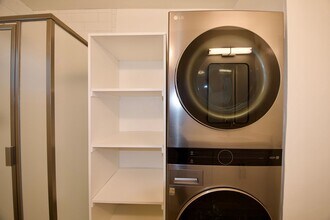 527 Serrano Ave-Unit -02 in Los Angeles, CA - Building Photo - Building Photo