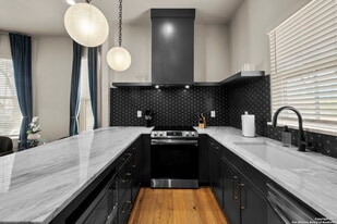 201 E Carson St, Unit 2 in San Antonio, TX - Building Photo