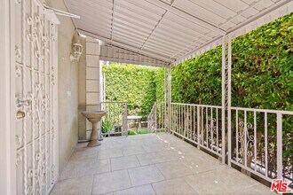 117 Kings Rd in Los Angeles, CA - Building Photo - Building Photo