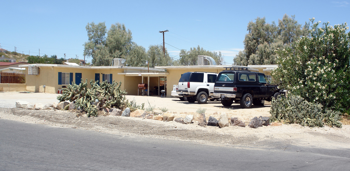 6680 Split Rock Rd in Twentynine Palms, CA - Building Photo