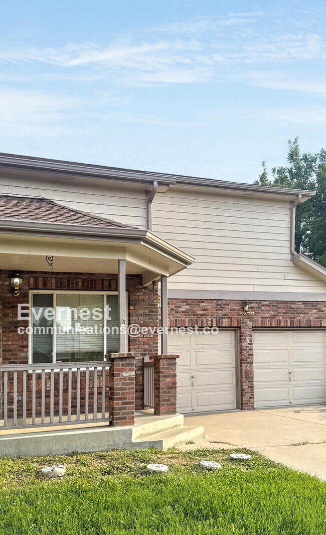301 Newland St in Lakewood, CO - Building Photo - Building Photo