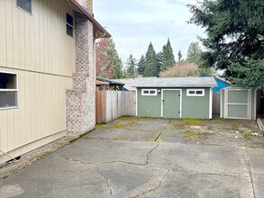 6240 SE Deering Ct in Milwaukie, OR - Building Photo - Building Photo
