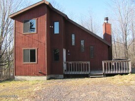 2392 Meadow View Dr in Lake Ariel, PA - Building Photo